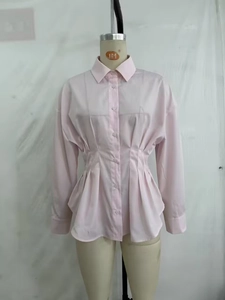 Vue détaillée de la chemise rose à manches longues avec taille plissée et col à revers