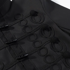 Detail van elegant zwart koordborduurwerk en glanzende houtje-touwtjesluitingen op de jas