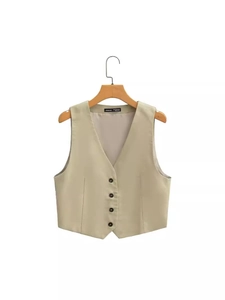 Damenweste in Khaki Beige mit V-Ausschnitt und Knöpfen auf einem Holzkleiderbügel