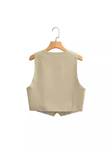 Ärmellose beige Weste mit strukturierter Rückennaht an einem Holzkleiderbügel hängend