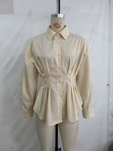 Détails des plis à la taille sur une chemise à manches longues jaune pâle pour femme