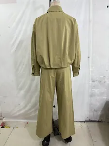 Vue arrière de l'ensemble deux pièces kaki avec veste zippée et pantalon large de travail