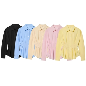 Cinq coloris disponibles pour cette chemise à manches longues avec détails plissés
