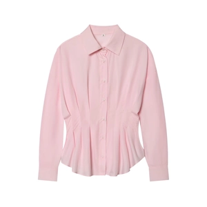 Détail de chemise rose avec col à revers et design élégant de taille plissée cintrée