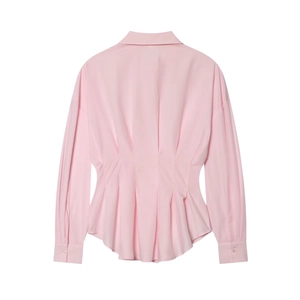 Détail du dos d'un chemisier rose pâle avec plis verticaux élégants et coupe cintrée