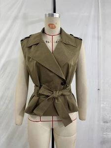 Détail de la veste trench sans manches vert olive avec épaulettes et ceinture à nouer