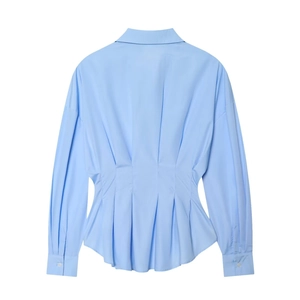 Vue arrière chemise bleu clair avec plis à la taille et texture en coton élégante