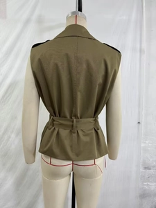 Détail du gilet sans manches vert armée avec ceinture dorsale et épaulettes d'épaule