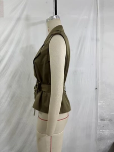 Gilet sans manches vert olive avec col à revers, épaulettes et ceinture assortie