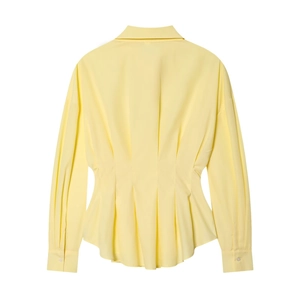 Détail du dos d'une chemise jaune clair à manches longues avec plis verticaux et coupe cintrée