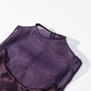 Détail de la robe violette pour femme avec empiècement en tulle et tissu plissé scintillant