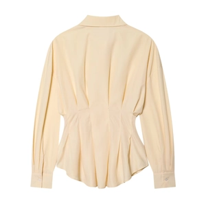 Vue arrière détaillée d'un chemisier crème avec taille plissée et pinces de cintrage chic
