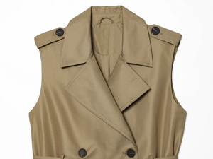 Détail du gilet trench kaki sans manches avec larges revers et boutons croisés