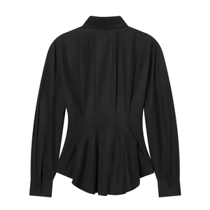 Vue détaillée du dos d'une chemise noire avec plis à la taille et col classique élégant