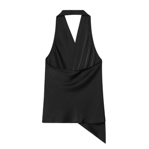Détail du haut licou en satin noir avec col en V profond et ourlet asymétrique en pointe