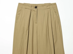 Vue détaillée du pantalon kaki à taille haute plissé avec fermeture à bouton et poches