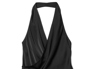 Détail d'un haut licou en satin noir avec un décolleté en V profond et un design croisé