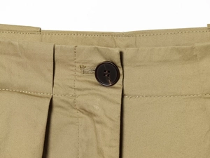 Vue détaillée du pantalon kaki avec bouton en résine marron et coutures de précision soignées