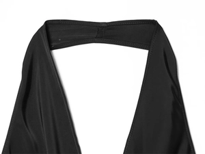 Gros plan sur le décolleté licou élégant et les coutures fines du haut en satin noir