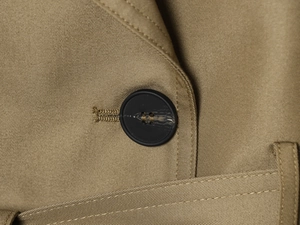 Détail du tissu sergé kaki et du bouton en résine de qualité sur le gilet à épaulettes