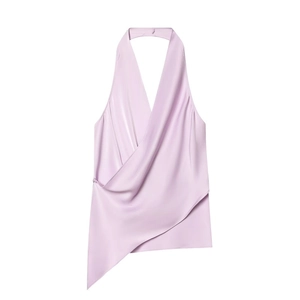 Détail du haut dos nu en satin violet clair avec ourlet asymétrique et drapé élégant