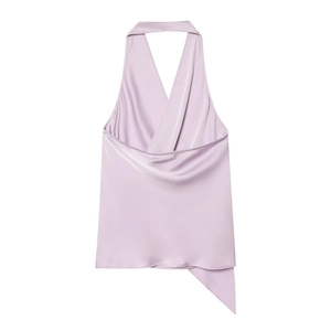 Détail du haut licou en satin lilas avec col en V profond et ourlet asymétrique drapé