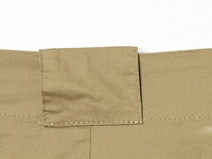 Détail du pantalon en sergé kaki avec passants larges et coutures doubles renforcées