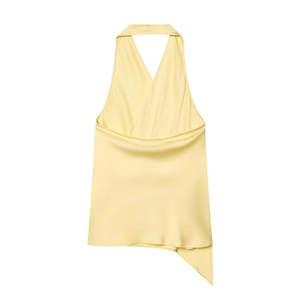 Détail d'un haut licou en satin jaune clair avec design croisé et texture satinée