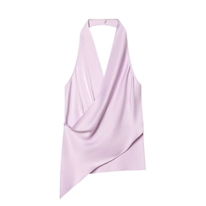 Haut licou élégant en satin lavande avec ourlet asymétrique et décolleté plongeant