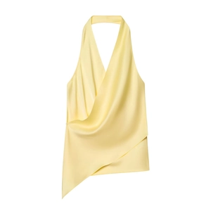 Haut licou en satin jaune pâle avec texture de soie et ourlet asymétrique sur blanc