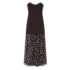Dettaglio dell'orlo in chiffon a pois e del corpetto marrone dell'abito a fascia chic