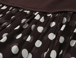 Dettaglio della cintura marrone con tessuto in chiffon a pieghe a pois bianchi