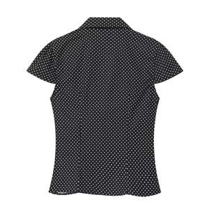 Rückansicht eines kurzärmeligen Popeline-Oberteils mit schwarz-weißem Polka-Dot-Muster