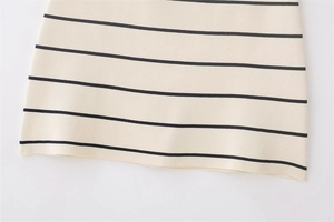 Dettaglio dell'orlo di questa gonna in maglia a righe color crema e nero
