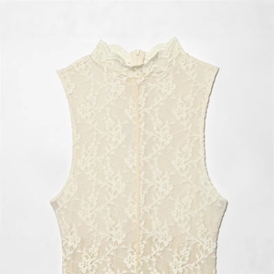 Robe sans manches en dentelle ivoire avec col montant et motifs floraux élégants