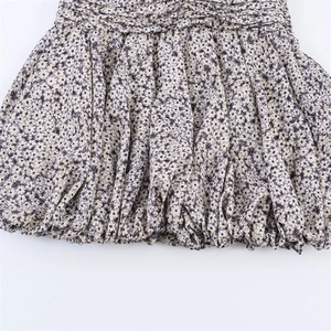 Détail de la robe à imprimé fleuri smockée avec texture plissée et poignets élastiques