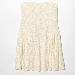 Robe bustier élégante en dentelle florale crème avec bords festonnés et coupe slim