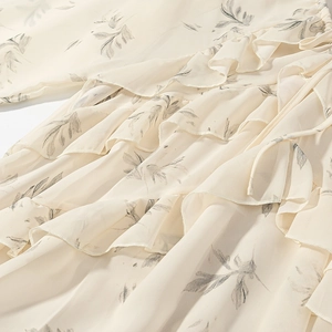 Dettaglio del tessuto in chiffon leggero con volant e stampa floreale elegante