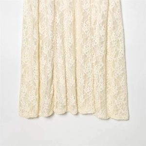 Robe élégante en dentelle blanc cassé avec ourlet floral au crochet et tissu semi-transparent