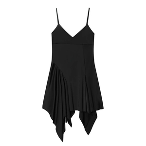 Détail de l'ourlet plissé asymétrique sur une robe noire moulante à fines bretelles