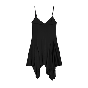 Détail d'une robe noire à fines bretelles avec ourlet volanté asymétrique et coupe ajustée