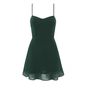 Détail de la robe mini vert foncé avec corsage structuré et ourlet à volants