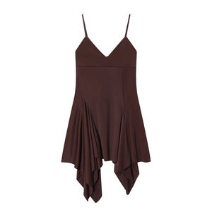 Détail d'une robe marron foncé asymétrique à fines bretelles et plis drapés