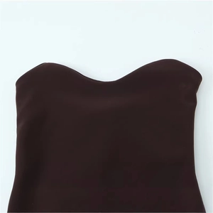 Elegante abito a fascia marrone scuro con scollo ondulato e tessuto liscio aderente