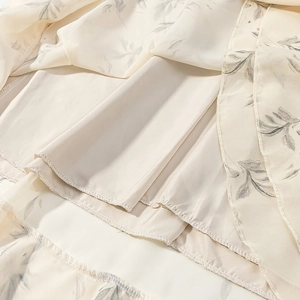 Dettaglio dell'orlo del vestito in chiffon a fiori con doppio strato e cuciture fini