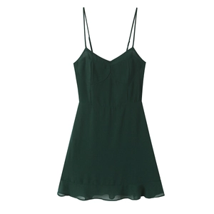 Détail d'une mini robe en mousseline vert foncé avec fines bretelles et ourlet volanté
