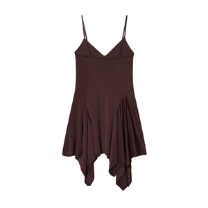 Détail de la robe asymétrique marron foncé avec fines bretelles et plis élégants
