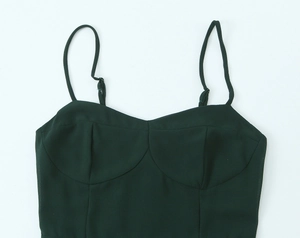 Détail du haut bustier vert forêt avec bretelles réglables et bonnets structurés