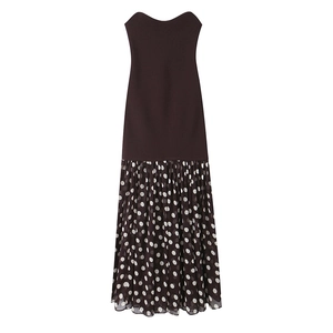 Abito lungo senza spalline marrone con gonna a pieghe a pois bianchi stile chic