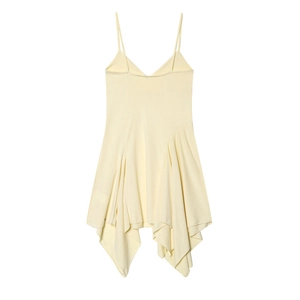 Détail de la robe jaune pâle avec ourlet asymétrique et fines bretelles spaghetti